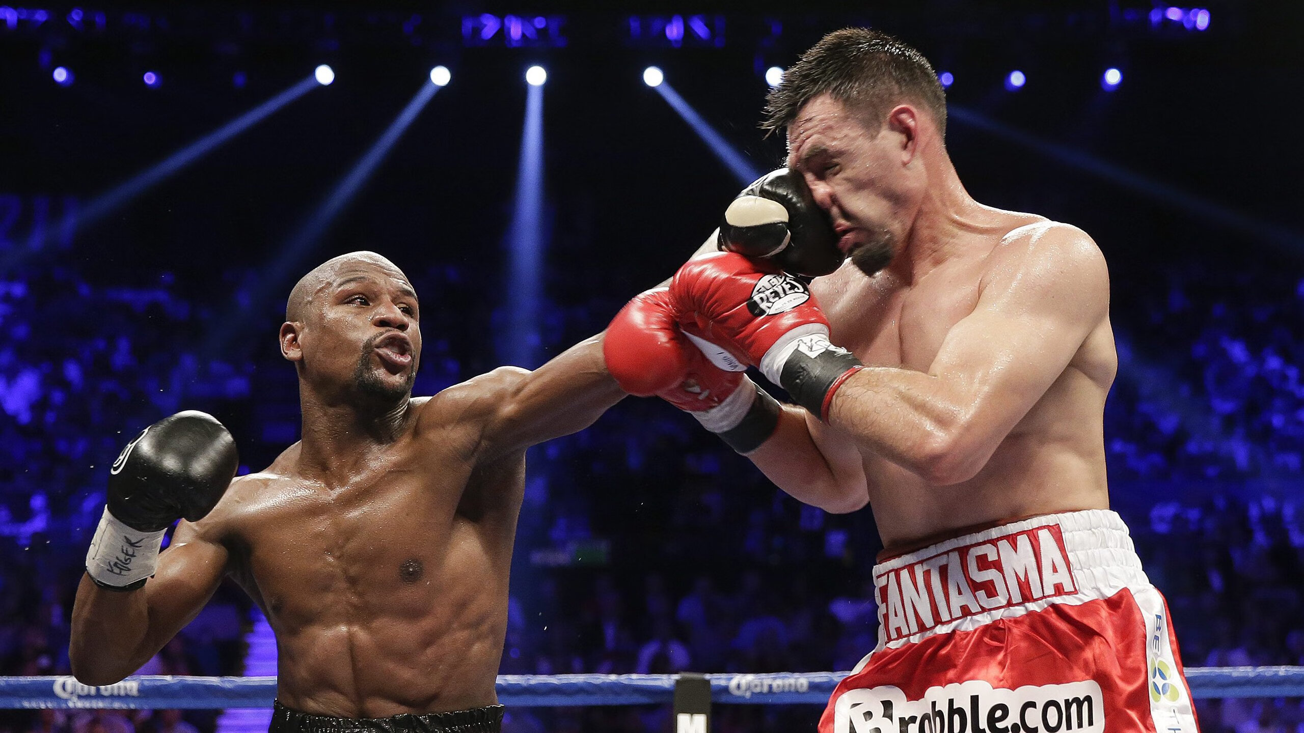 UFC 铁笼爆发激战！两人同时倒地裁判傻眼