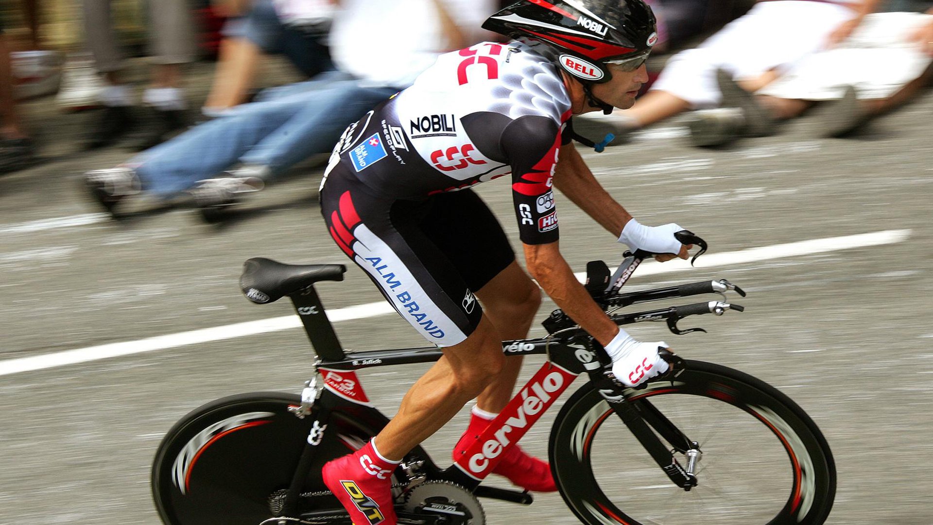 UFC激战！拳手血战到底，满脸鲜血的英雄瞬间点燃赛场热血